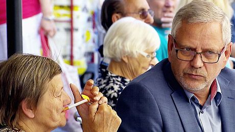 Der Oberbürgermeister von Köthen sucht das Gespräch mit Karin Ritter. - Foto: Stern TV/TV NOW