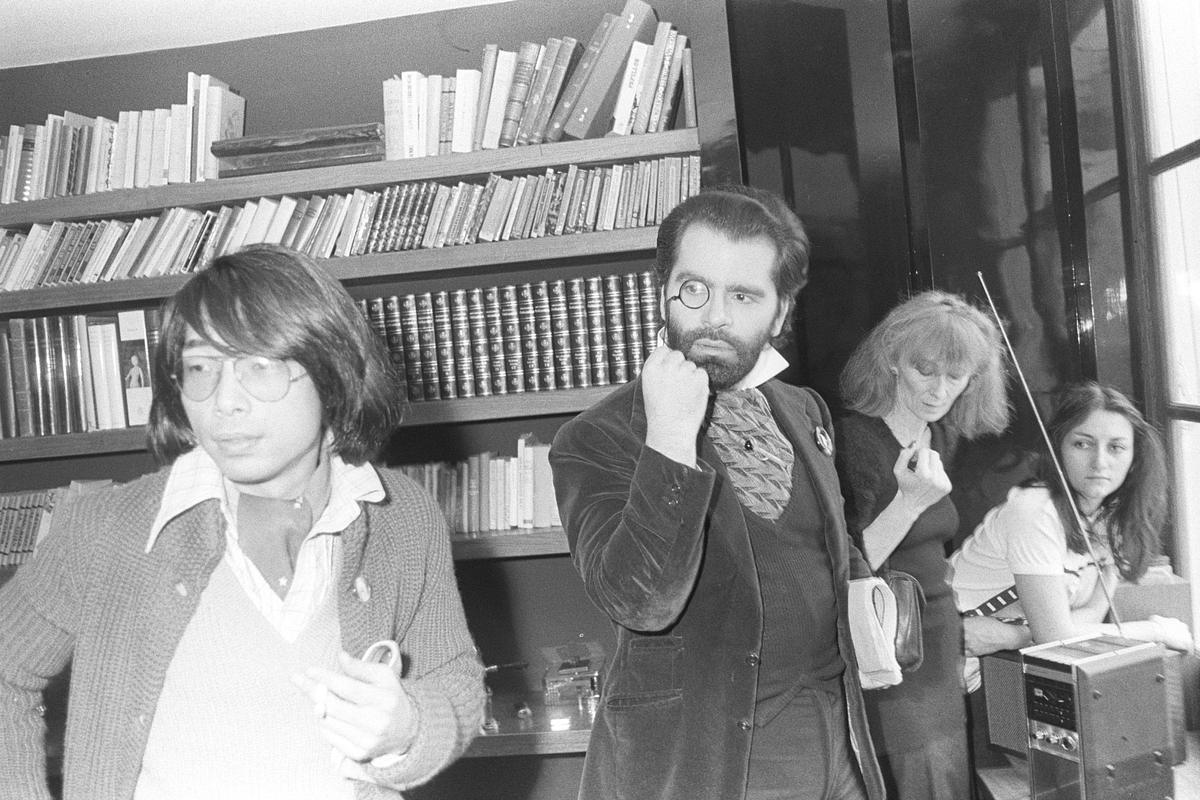 Karl Lagerfeld, Sonia Rykiel und Kenzo Takada in Rykiel's Pariser Appartement 1970.