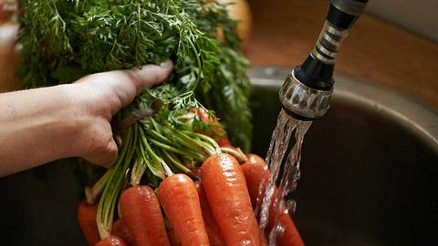 Karotten sind länger haltbar, wenn man sie vor der Lagerung nicht wäscht! - Foto: iStock / PeopleImages