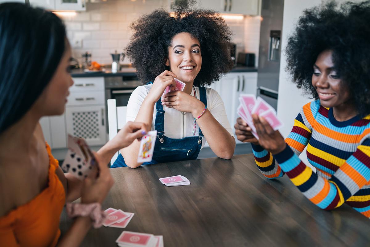 Frauen spielen Kartenspiele für Erwachsene (Themenbild)