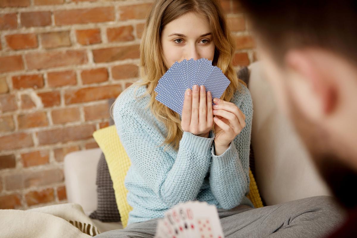 Paar spielt Kartenspiel zu zweit (Themenbild)