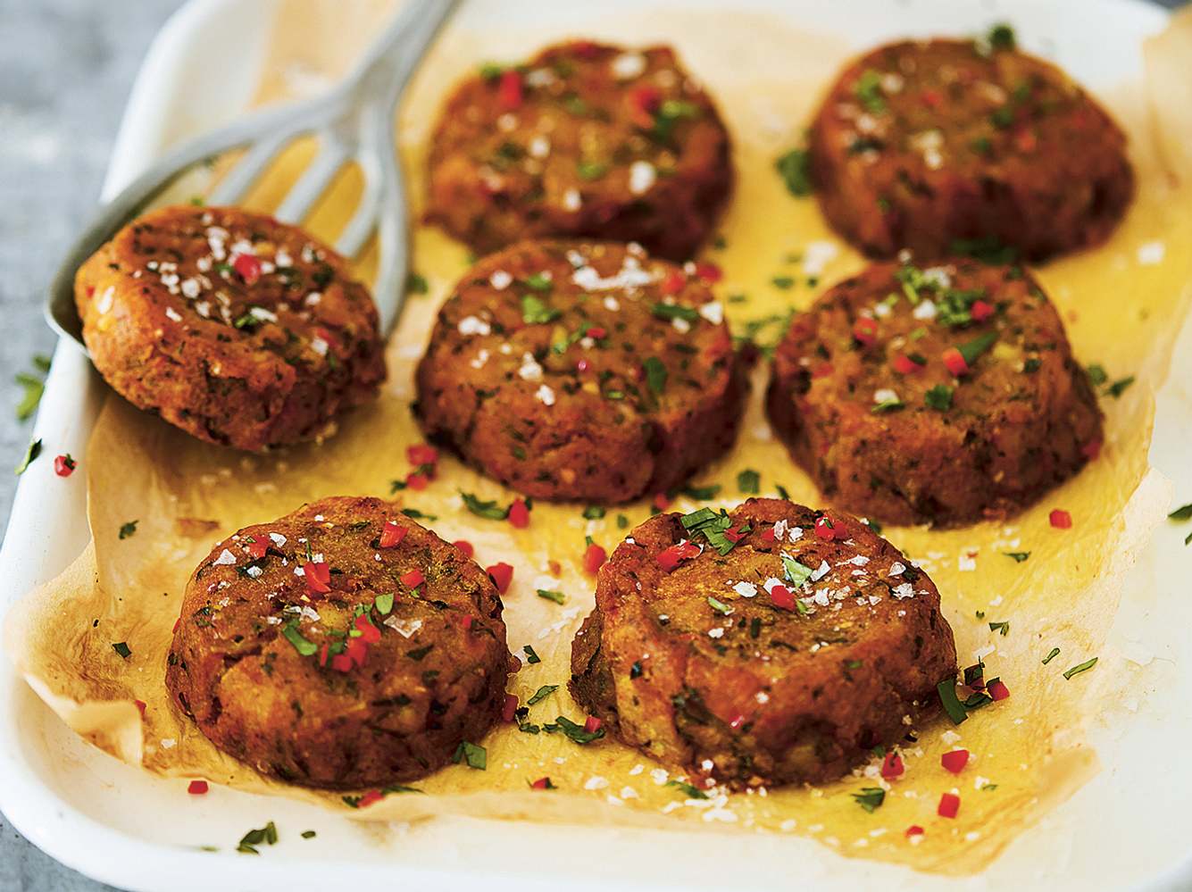 Kartoffel-Küchlein mit Knoblauch-Tomatensoße: Deliciously Ella mit Freunden Kartoffel-Küchlein mit Knoblauch-Tomatensoße:Deliciously Ella mit Freunden