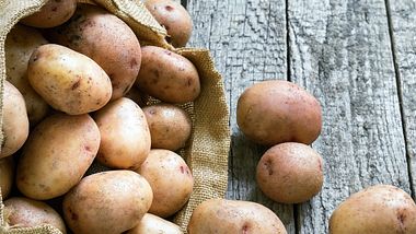 Kartoffeln im Leinensack - Foto: Dzurag/iStock