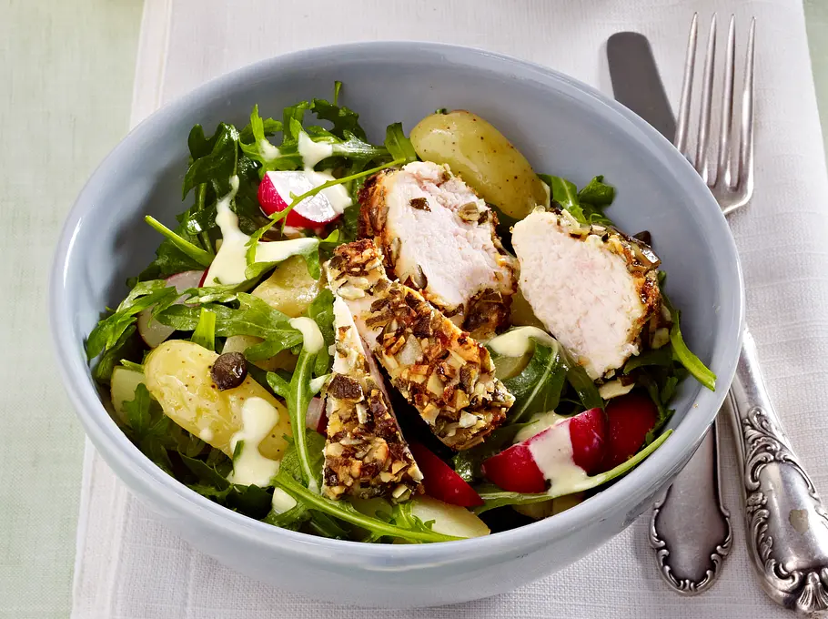 Kartoffelsalat mit Rauke und Backhendl-Streifen