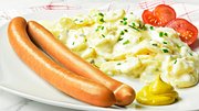 Einfaches Weihnachtsessen: Jeder Dritte isst an Weihnachten Kartoffelsalat mit Würstchen. - Foto: Eivaisla/iStock