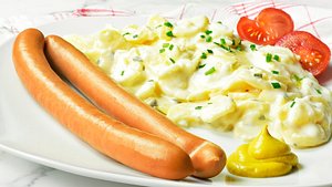 Einfaches Weihnachtsessen: Jeder Dritte isst an Weihnachten Kartoffelsalat mit Würstchen. - Foto: Eivaisla/iStock