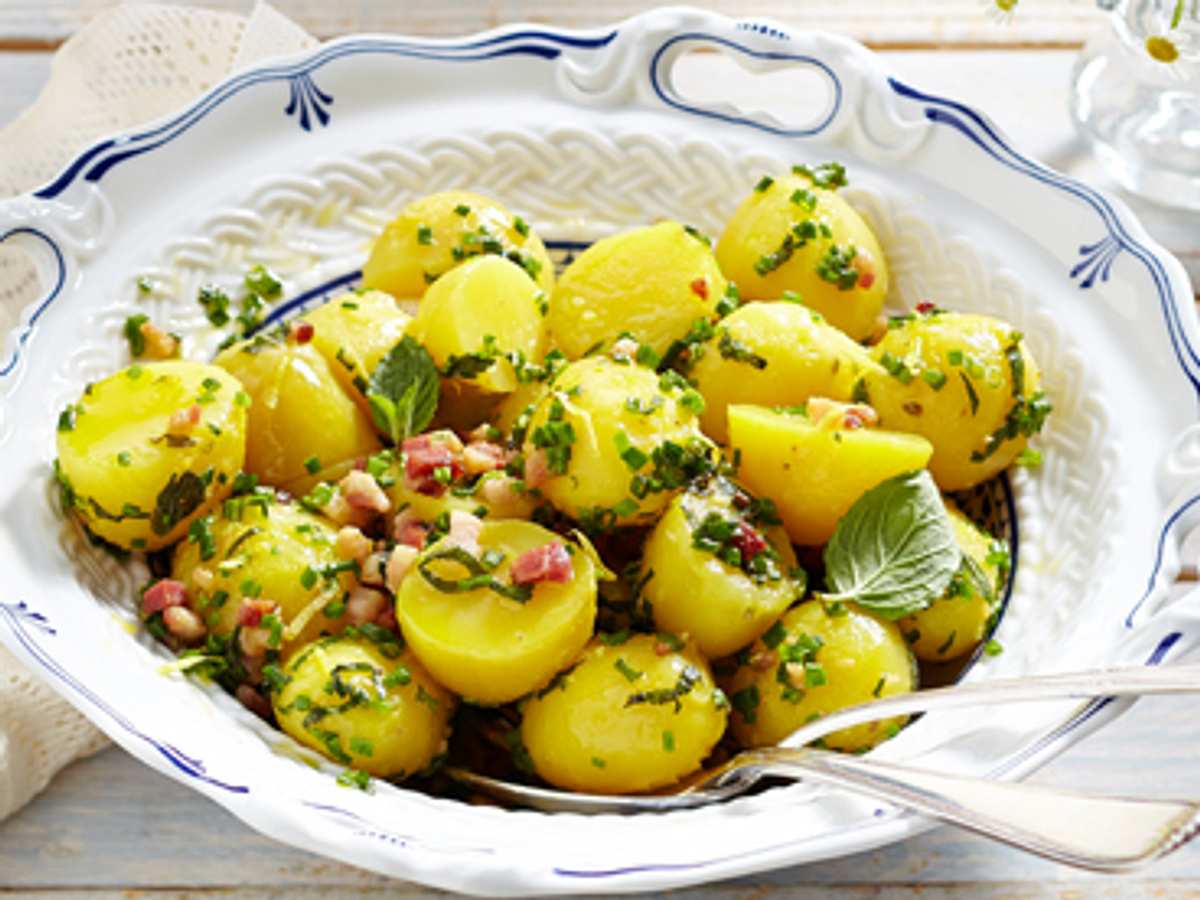 Grüner Kartoffelsalat mit Speck: Leckeres Rezept für Heiligabend
