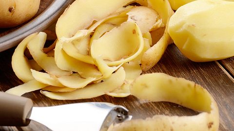 Aus den nicht gebrauchten Kartoffelschalen kannst du Chips machen. - Foto: iStock/icetocker