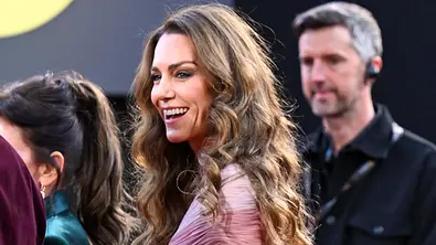 Kate Middleton lächelnd bei den BAFTAs im rosafarbenen Gucci-Kleid - Foto: Imago / Cover Images