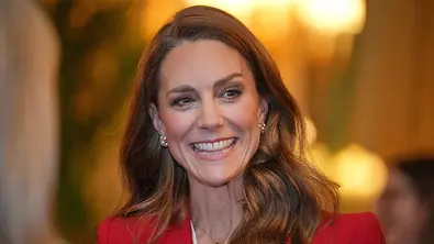 Kate Middleton lächelnd mit offenen Haaren & rotem Blazer - Foto: IMAGO / Spotlight Royal