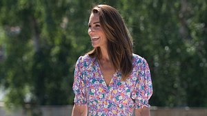 Kate Middleton im Blumen-Kleid bei einem Auftritt - Foto: Getty Images/JOE GIDDENS/Kontributor