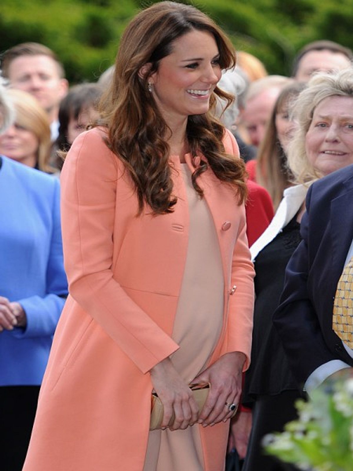 kate middleton schwanger im massgeschneiderten umstandskleid