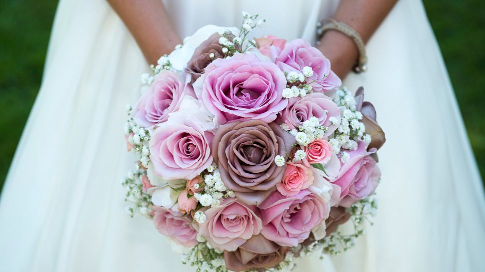 Eine Braut hält einen Blumenstrauß - Foto: Kemter/iStock