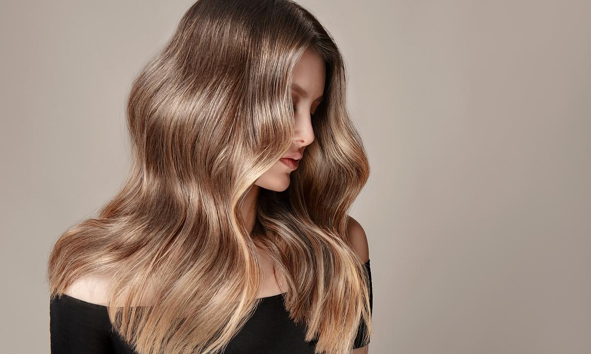Profil einer Frau mit langen, glänzenden Haaren
