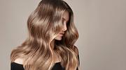 Profil einer Frau mit langen, glänzenden Haaren - Foto: istock/ Sofia Zhuravets
