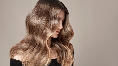 Profil einer Frau mit langen, glänzenden Haaren - Foto: istock/ Sofia Zhuravets