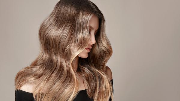 Profil einer Frau mit langen, glänzenden Haaren - Foto: istock/ Sofia Zhuravets