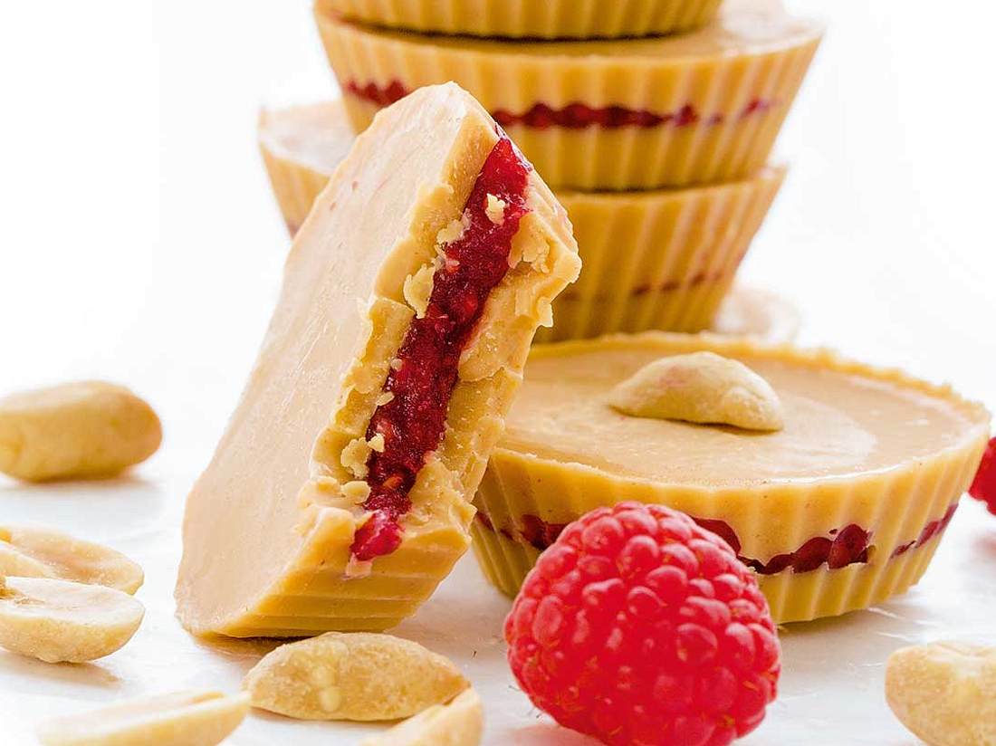 Keto Dessert: Rezept für Erdnussbutter-Marmelade-Törtchen Keto Dessert: Rezept für Erdnussbutter-Marmelade-Törtchen