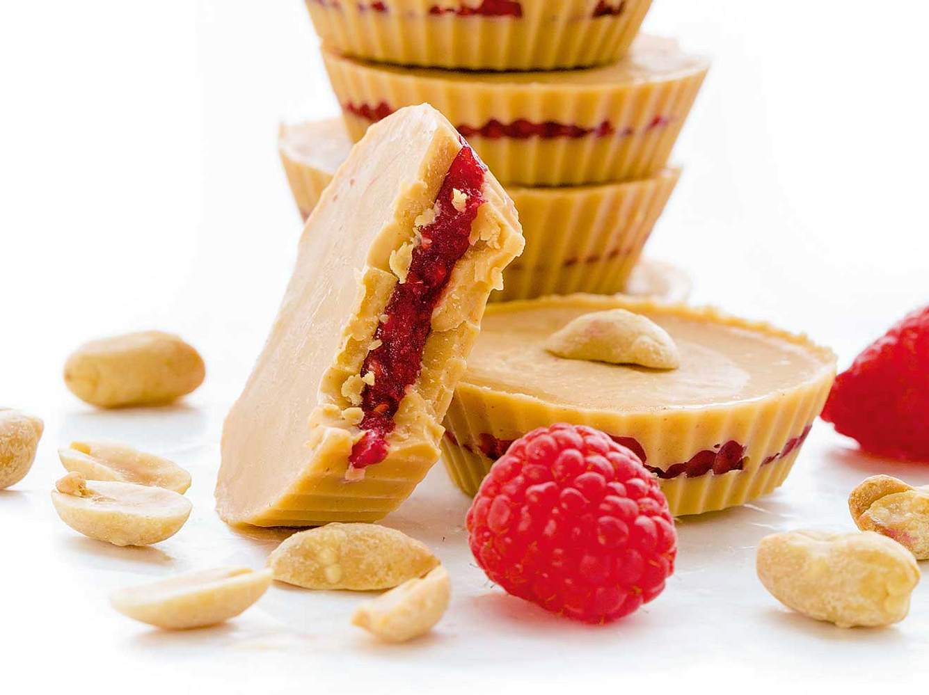Keto Dessert: Rezept für Erdnussbutter-Marmelade-Törtchen Keto Dessert: Rezept für Erdnussbutter-Marmelade-Törtchen