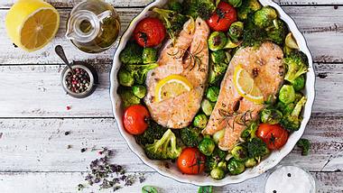 Typisches Gericht einer ketogenen Diät: fettiger Lachs mit kalorienarmen Salat - Foto: iStock // Elena_Danileiko