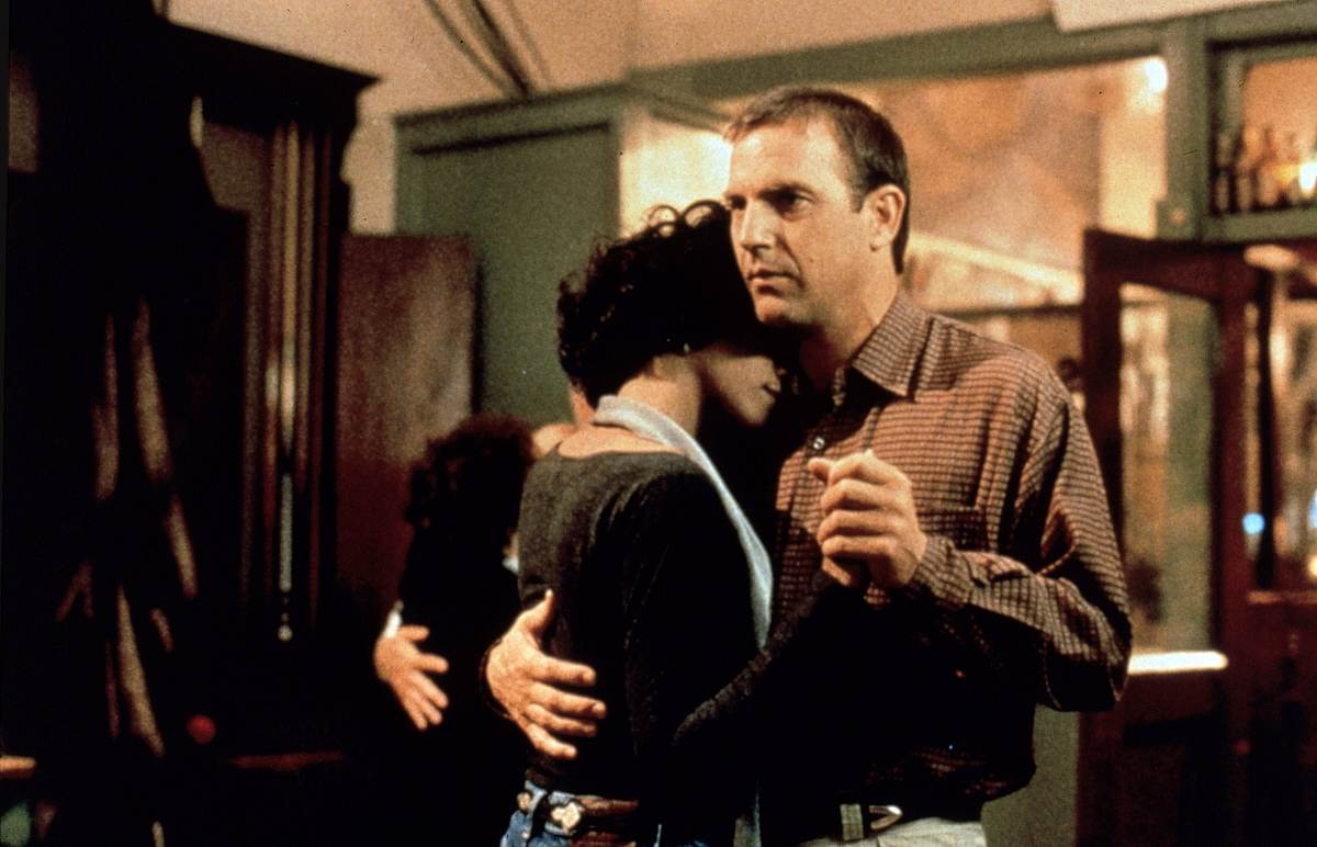 Kevin Costner und Whitney Houston tanzen in The Bodyguard.