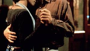 Kevin Costner und Whitney Houston tanzen in The Bodyguard. - Foto: IMAGO / United Archives