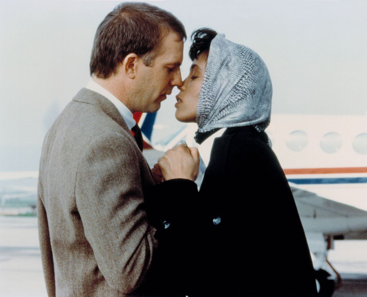 Kevin Costner und Whitney Houston teilen einen intimen Moment in The Bodyguard.