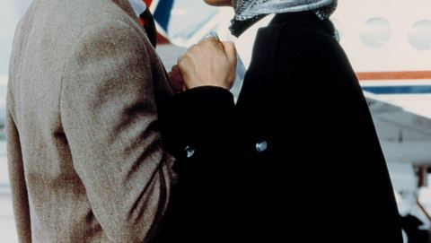 Kevin Costner und Whitney Houston teilen einen intimen Moment in The Bodyguard. - Foto: IMAGO / Allstar