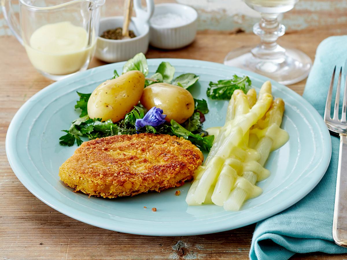 Kichererbsenschnitzel mit Spargel, veganer Sauce Hollandaise und Kartoffeln im Kräuterbett