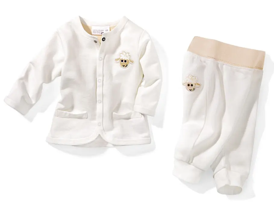 Goldige Jacken und Hosen gehören ebenfalls zum Baby-Baumwolle-Sortiment von Kik. Goldige Jacken und Hosen gehören ebenfalls zum Baby-Baumwolle-Sortiment von Kik.