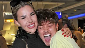 Kim Virginia und Twenty4Tim wie sie sich lachend im Arm halten - Foto: IMAGO / STAR-MEDIA Kim Virginia und Twenty4Tim wie sie sich lachend im Arm halten - Foto: IMAGO / STAR-MEDIA