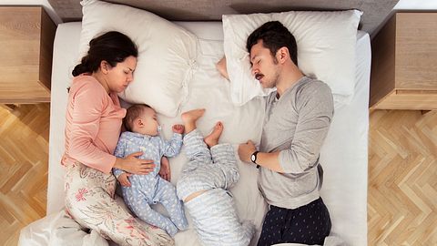 Mit diesen Tricks schaffst du es, dass dein Kind in seinem Bett schläft. - Foto: iStock