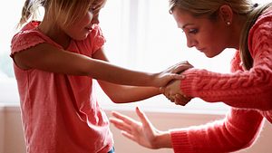 Wenn Eltern ihre Kinder schlagen, geschieht dies oft aus Überforderung. - Foto: iStock