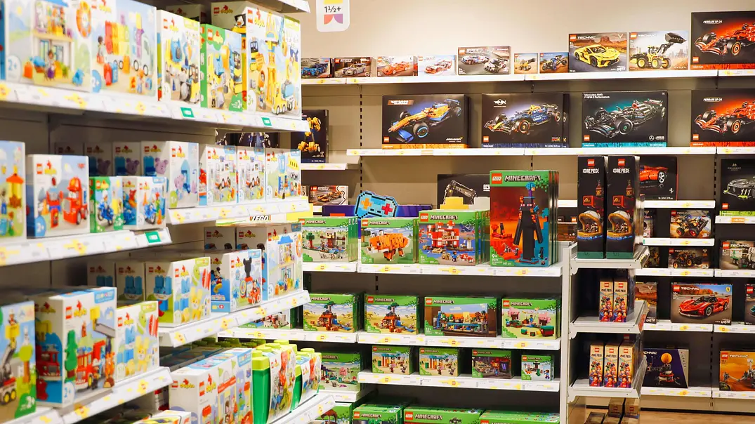 Gefüllte Regale in einem Spielzeugladen. - Foto: IMAGO / Daniel Scharinger Gefüllte Regale in einem Spielzeugladen. - Foto: IMAGO / Daniel Scharinger
