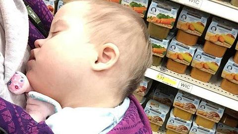 Als eine fremde Frau ihre Art ihr Baby an der Brust zu halten kritisiert, hätte niemand mit dieser Antwort gerechnet. Eine Antwort, die uns alle angeht. - Foto: Kelly Dirkes / Facebook