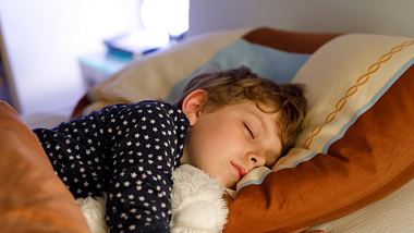 Kind schlafen - Foto: iStock/romrodinka