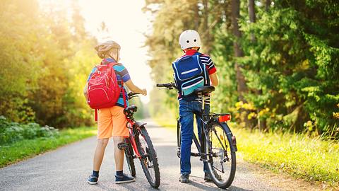 Kinder mit Fahhradhelmen - Foto: istock/LeManna 