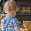 Ein Kleinkind schaut Fernsehen. (Themenbild) - Foto: Aron M/iStock