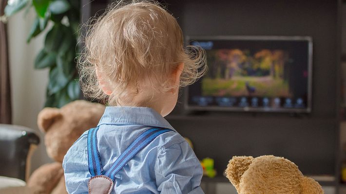 Ein Kleinkind schaut Fernsehen. (Themenbild) - Foto: Aron M/iStock