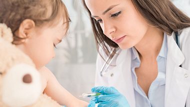 So wird das Impfen für das Kind erträglicher. - Foto: iStock