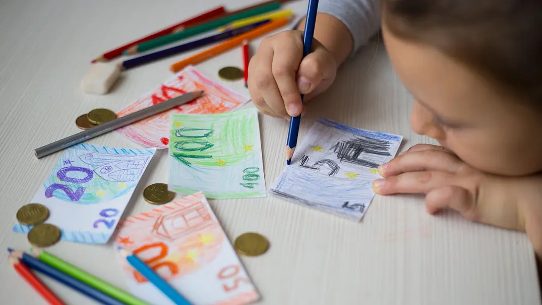 Kleines Mädchen malt Euro-Scheine mit Buntstiften - Foto: Envato Elements