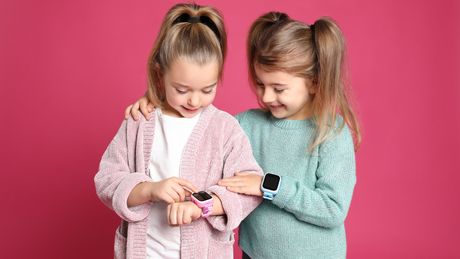 Kinder-Smartwatches Stiftung Warentest - Foto: iStock/Liudmila Chernetska