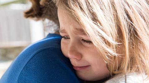 Wie kann man Kinder beim Trauern unterstützen? - Foto: iStock / Juanmonino