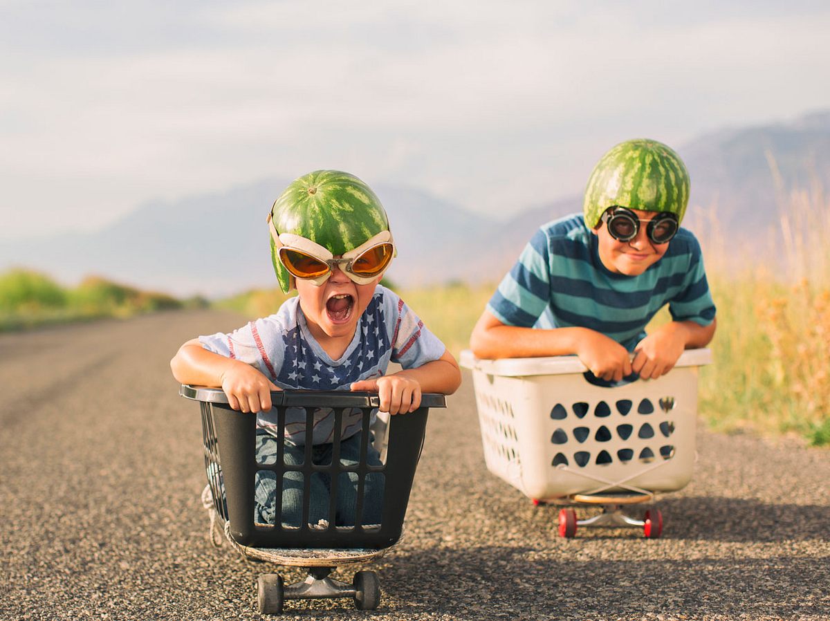 Wir stellen dir beliebte Kinderspiele vor, die sich für zwei bis drei Kinder eignen.