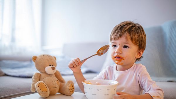 Kinder lieben ihr eigenes Kinderbesteck mit Gravur und fühlen sich wie die Großen - Foto: iStock / dragana991