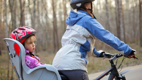 Kinderfahrradsitze  Stiftung Warentest - Foto: Wunderweib/Canva