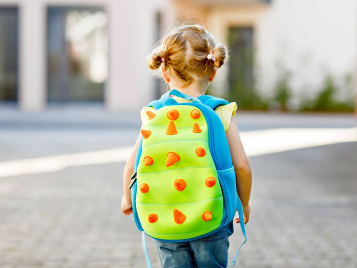 Mädchen mit Kindergartenrucksack