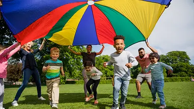 Kindergeburtstagsspiele draußen - Foto: iStock/SolStock