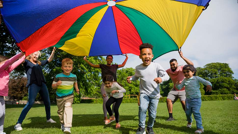 Kindergeburtstagsspiele draußen - Foto: iStock/SolStock