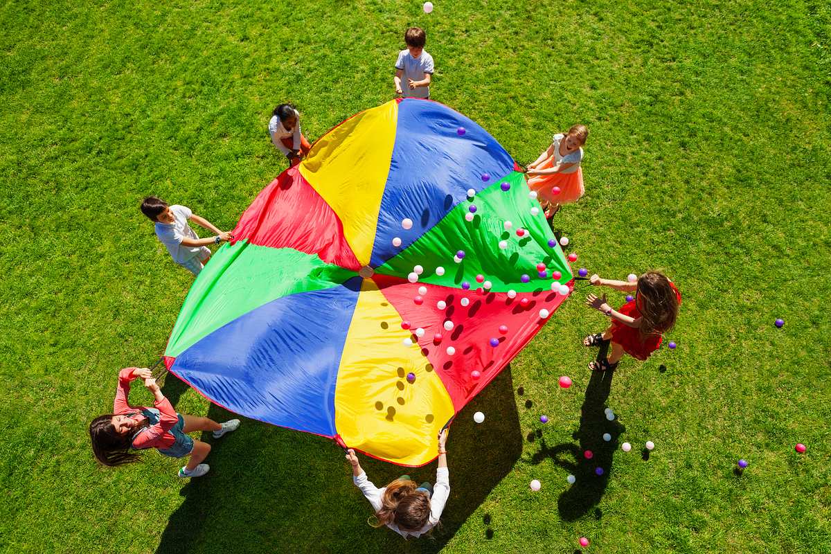 Kindergeburtstagsspiele draußen Schwungtuch